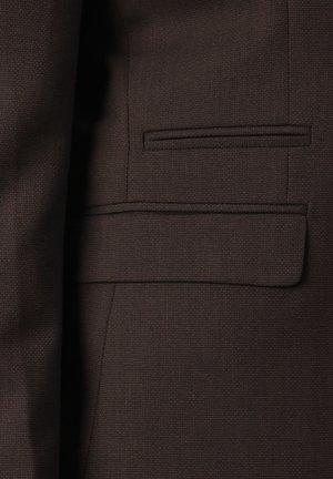 Sacou maro dintr-un material texturat cu modele subtile de țesătură, accente multicolore și un singur buzunar la piept.