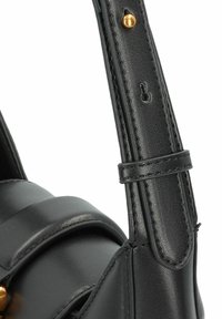 Zwarte leren handtas met een gestructureerd ontwerp, gouden hardware accenten, een brede schouderband en gestikte details voor een textuurafwerking.