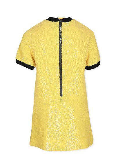 Robe jaune en sequins avec des manches courtes, des bordures noires et une fermeture éclair au dos. Présente une surface texturée avec des détails en sequins réfléchissants.