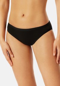 Schwarze Bikini-Briefs mit einer glatten, matten Textur und einem breiten, weichen Bündchen. Minimalistisches Design ohne sichtbare Muster oder Verzierungen.