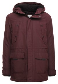 Bordeauxrode geïsoleerde parka met capuchon, voorzien van een ritssluiting, drukknopen en twee grote voorzakken met kleppen en een gestructureerde stof.