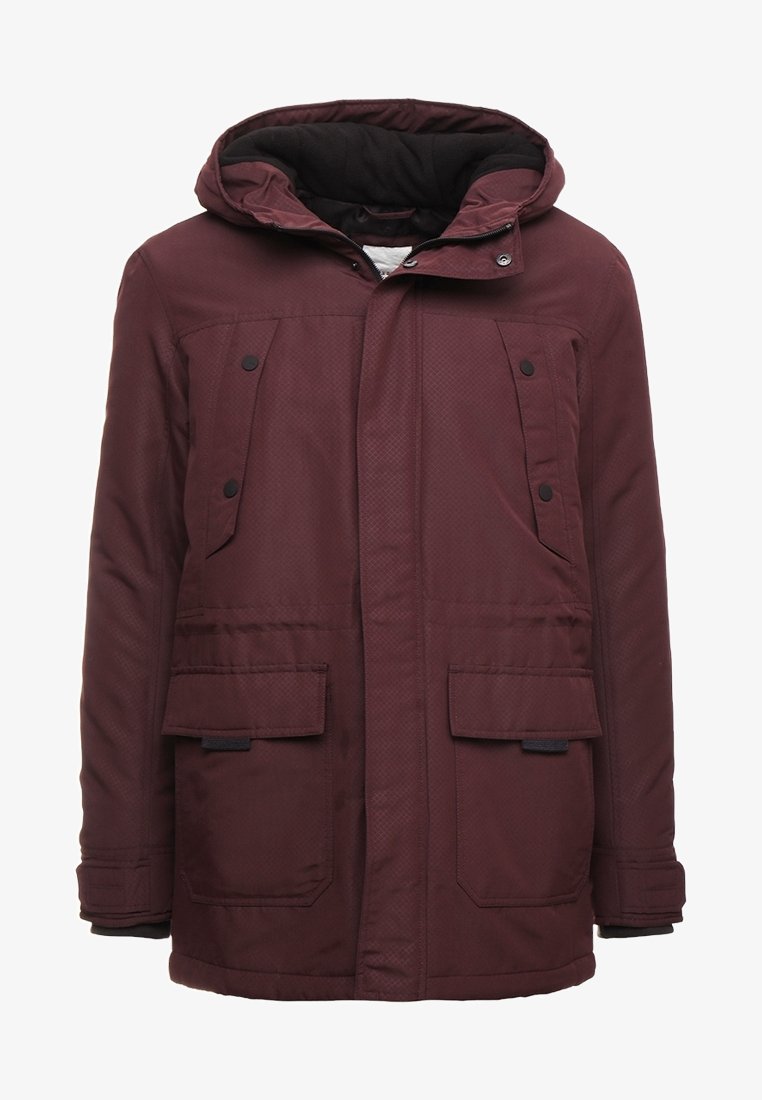 Bordeauxrode geïsoleerde parka met capuchon, voorzien van een ritssluiting, drukknopen en twee grote voorzakken met kleppen en een gestructureerde stof.
