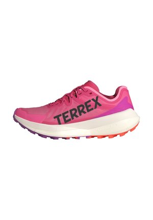 Scarpa sportiva rosa con marchio "TERREX", parte superiore in mesh leggero, intersuola bianca imbottita e suola in gomma multicolore con presa.