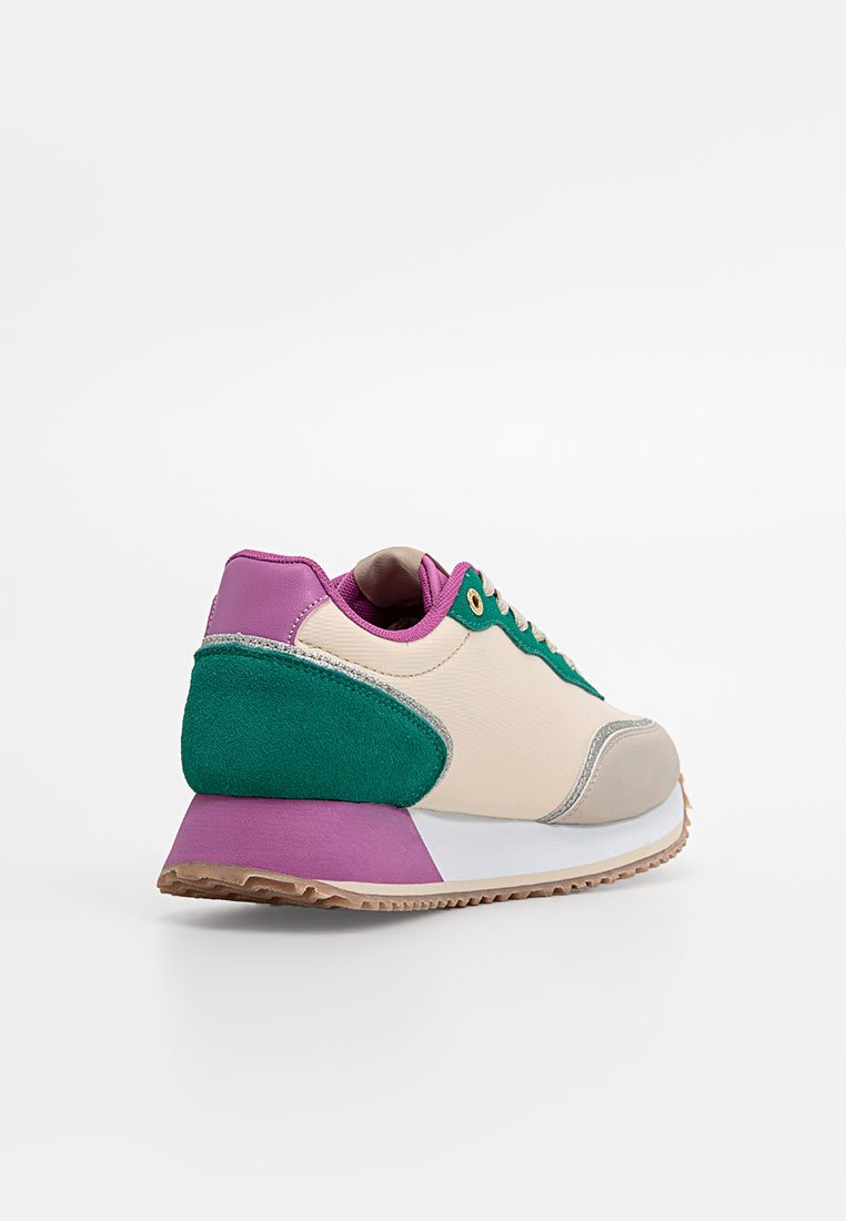 Bunte Sneaker mit einem beigen Obermaterial, grünem Wildlederakzent, lila Ferse und grauem Zehenschutz. Strukturierte weiße Sohle mit braunem Profil.