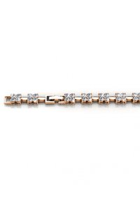 Bracciale in oro con una fila di maglie a forma di fiore, ciascuna impostata con quattro gemme trasparenti rotonde, su una superficie bianca riflettente.