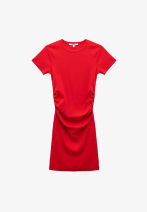 Punainen lyhythihainen mekko ribbikankaasta, vyötäröllä gather-tyylinen yksityiskohta ja suora helma.