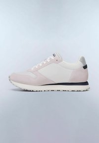 Sneaker rosa chiaro e crema realizzata in materiali scamosciati e tessili, con suola bianca, dettagli neri e chiusura con lacci.