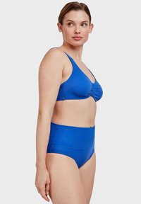 Niebieski bikini z prążkowanego materiału, składające się z topu w kształcie trójkąta z centralnym twistem oraz wysokich, pełnowymiarowych majtek.