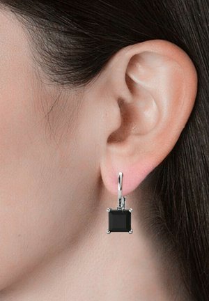 Orecchini in pietra nera quadrata con hardware in argento, caratterizzati da un design elegante e una superficie liscia, che pendono appena sotto il lobo dell'orecchio.