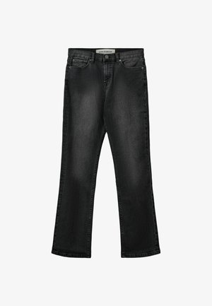 Crne traperice s ravnim krojem. Karakteristike uključuju pet džepova, patentni zatvarač i blago izblijedjeli izgled.