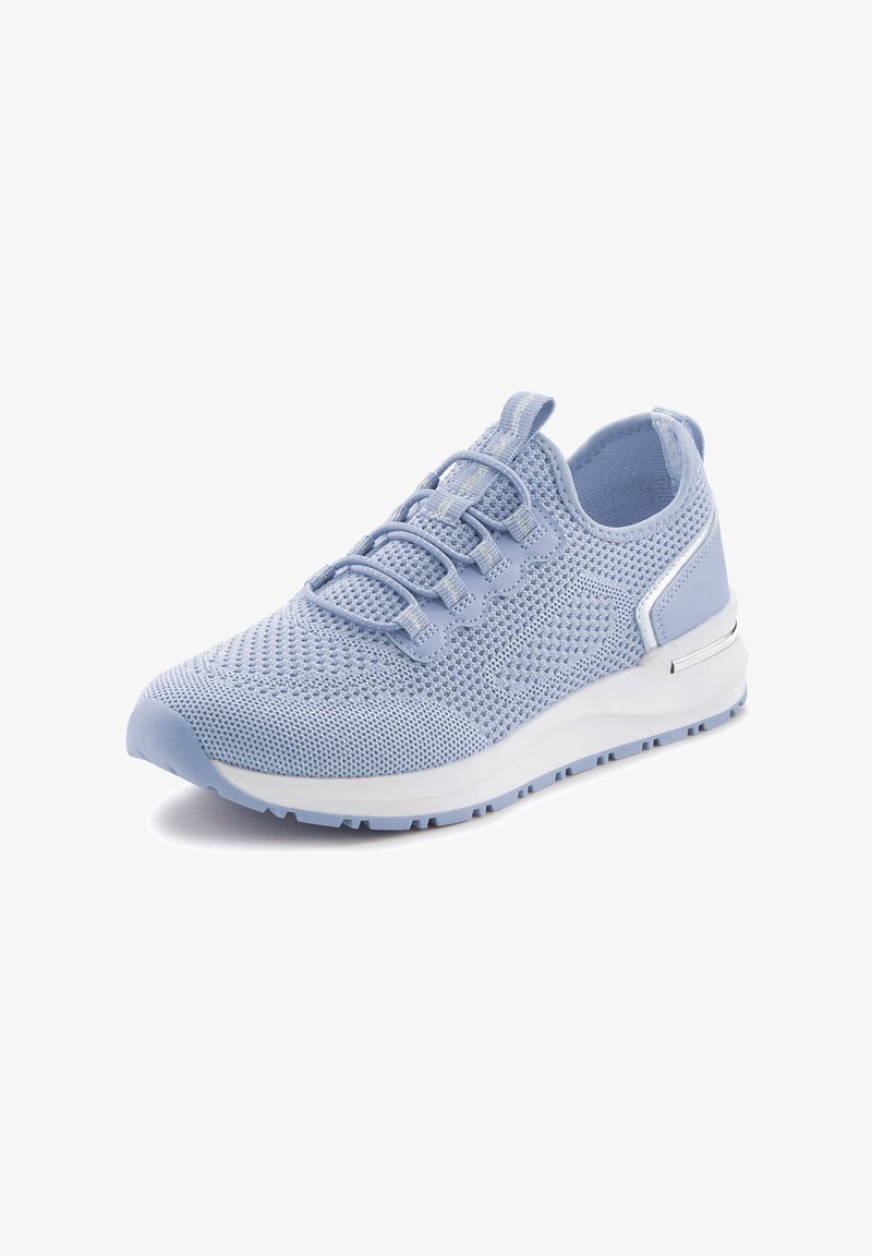 Hellblaue Sportschuhe mit einem atmungsaktiven Mesh-Obermaterial, elastischen Schnürsenkeln, gepolsterten Sohlen und strukturierten Details an den Seiten.