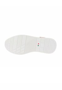 Semelle de chaussure en caoutchouc blanc avec des crampons à motifs et un petit détail de drapeau rouge-vert-noir près du centre.