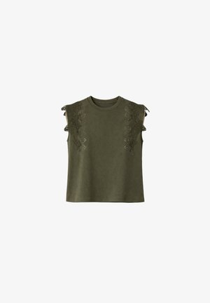 Majica bez rukava maslinasto zelene boje s okruglim izrezom i čipkastim detaljima duž ramena i gornjeg dijela prsa s obje strane.
