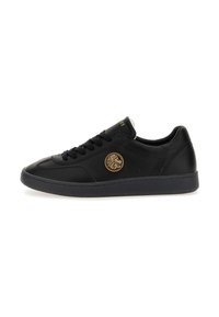 Sneaker in pelle nera con punta rotonda, emblema di leone dorato sul lato esterno, suola nera piatta e stringhe nere su sfondo bianco semplice.