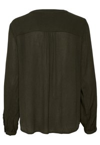 Mörkgrön blus med långa ärmar i ett lätt, texturerat tyg. Har en plisserad bakdel och knappade manschetter. Enkel design med avslappnad passform.
