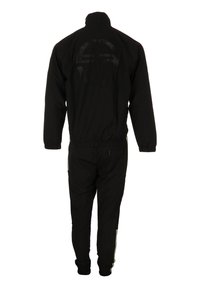 Zwarte trainingspak met hoge kraag, ritssluiting aan de voorkant, elastische manchetten en tailleband. Heeft een geprint logo op de achterkant en zijaccenten.