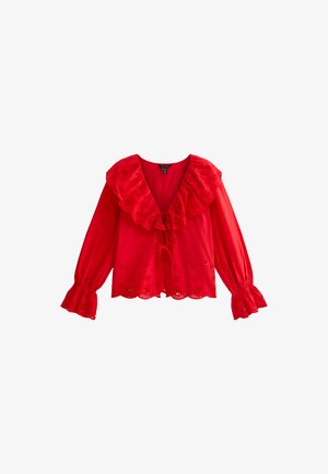 Blouse rouge avec des manches évasées, un profond décolleté en V et un col à volants. Présente des motifs floraux brodés et un ourlet festonné.