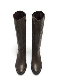 Botas altas de cuero marrón con una textura suave, cierre de cremallera en el costado y puntera redonda. Diseño simple y elegante sin adornos.