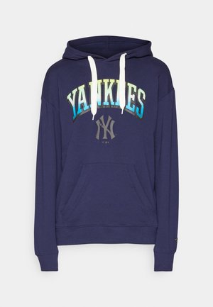 Sudadera azul marino con cordones blancos, que presenta "YANKEES" en letras en degradado y un logo en el centro, tejido suave, con bolsillo frontal.