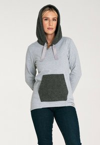 Szara bluza z kapturem z teksturowaną, ciemnoszarą kieszenią, tkanym kapturem i satynowymi sznurkami. Ma długie rękawy i luźny krój.