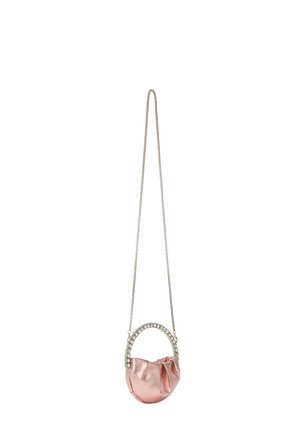 Roze satijnen handtas met een afgeronde vorm, voorzien van een handvat met kristalaccenten en een delicate kettingriem. Gevoelige oppervlakte met plooien.