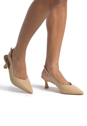 Décolleté beige con punta affusolata, design a taglio curvo, tacco basso a blocco e texture in pelle liscia. Accentate da una fibbia.