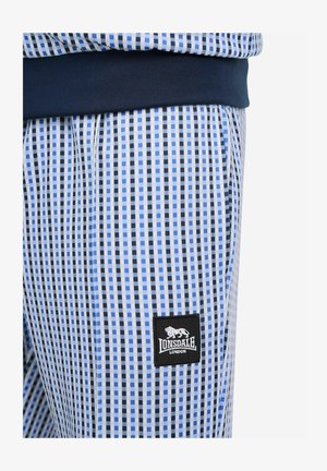 Blaue, gemusterte Sporthose aus weichem Stoff mit einem gerippten Bund. Mit kleinem schwarzem Lonsdale-Logo-Patch. Rechteckiges Design.