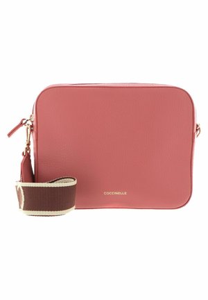 Rechthoekige roze leren crossbodytas met een brede verstelbare riem met bruine en beige strepen en gouden ritssluitingdetails.