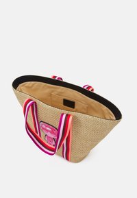 Skládací taška z proutí s pruhovanými rukojetěmi v růžové, červené a oranžové barvě, s jednobarevným hnědým interiérem a dekoračním designem růžové medúzy.