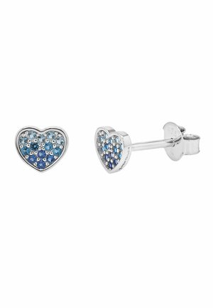 Pendientes de botón en forma de corazón de plata con pequeñas piedras preciosas azules y azul claro incrustadas en la superficie frontal, asegurados con cierres de mariposa.