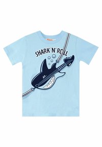 Ljusblå t-shirt med en svart hajgrafik som spelar gitarr, med texten "SHARK 'N' ROLL" ovanför och bubblor runt designen.