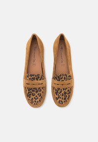 Paire de mocassins en daim beige avec imprimé léopard noir sur la zone des orteils, semelle plate et design sans lacets, taille 37.