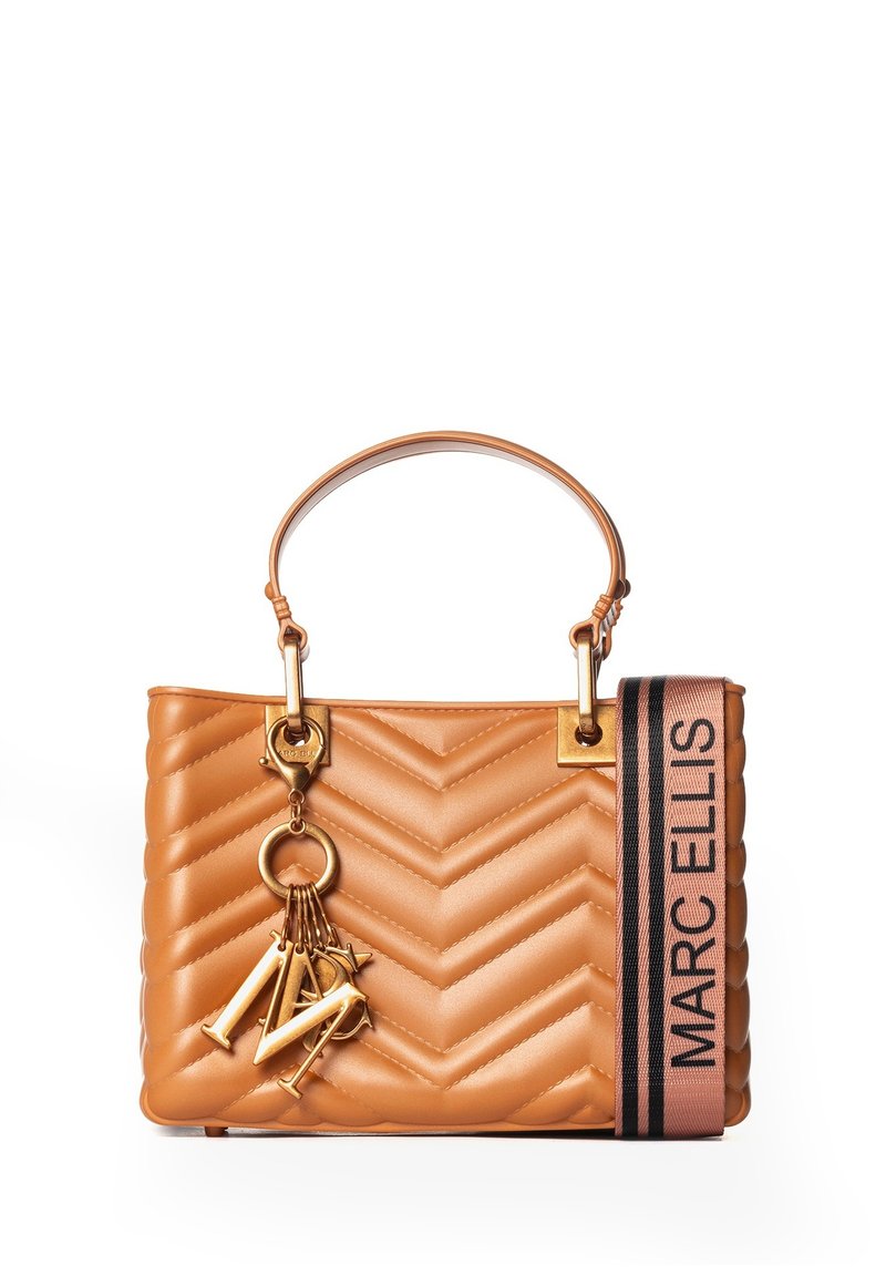 Beige gesteppte Handtasche mit Zickzackmuster, goldfarbener Hardware, dekorativem Schlüsselanhänger und schwarzem Streifen mit "MARC ELLIS"-Text.