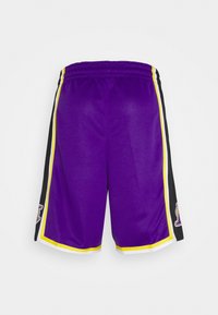 Pantalones cortos de baloncesto morados con paneles laterales negros, adornos amarillos y blancos, y un logo deportivo bordado en cada lado.