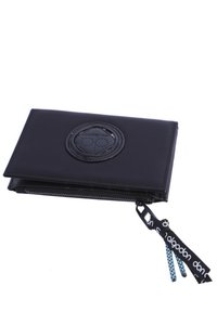 Monedero sintético negro con un emblema redondo texturizado, que cuenta con una cremallera y una etiqueta de tela con acentos en azul contrastantes.