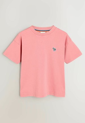 Kortärmad rosa bomullströja med en liten, flerfärgad zebra broderad design på vänster bröst. Rund hals, avslappnad passform.
