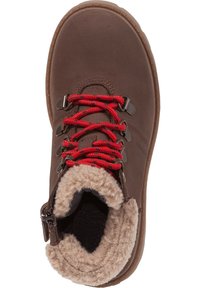 Bota marrón con cordones rojos, con ojales metálicos y un cuello texturizado forrado de pelo. Parte superior de cuero liso y suela de goma.