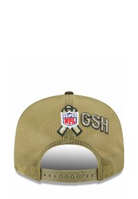 Khakifarbene Baseballcap mit Netzrücken, versehen mit NFL-Logo und "GSH" in schwarzem Stick. Snapback-Verschluss für verstellbare Passform.