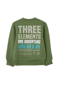 Olijfgroene sweater met ronde hals, met grote druk aan de voorkant in witte en blauwe tekst, met de tekst "DRIE ELEMENTEN ÉÉN AVONTUUR."