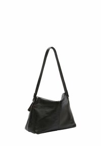 Zwarte leren schoudertas met een gebogen vorm, een platte onderkant en een enkele lange band. Soepele textuur en subtiele stikdetails.