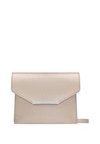 Clutch in pelle beige con chiusura a patta, accent metallici argento e una texture liscia. Design compatto e rettangolare con una tracolla.