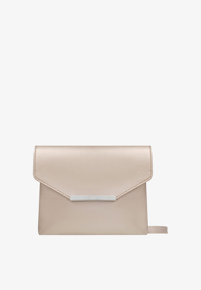 Beige Leder-Clutch mit Klappenverschluss, silbernem metallischen Akzent und glatter Textur. Kompakte, rechteckige Form mit einem Handgelenkband.