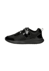 Czarny sneaker z błyszczącym materiałem, błyszczącymi akcentami, zapięciem na rzep, sznurówkami i teksturowaną podeszwą, pokazany w profilu bocznym na białym tle.