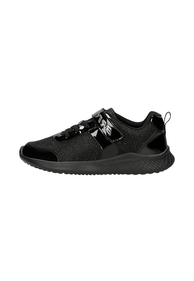 Czarny sneaker z błyszczącym materiałem, błyszczącymi akcentami, zapięciem na rzep, sznurówkami i teksturowaną podeszwą, pokazany w profilu bocznym na białym tle.