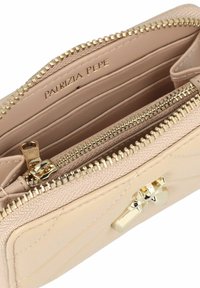 Rosa Leder-Geldbörse mit goldenen Reißverschlüssen, Innenfächern für Karten und geprägt eingraviertem Markennamen. Verfügt über eine strukturierte Oberfläche und glatte Akzente.