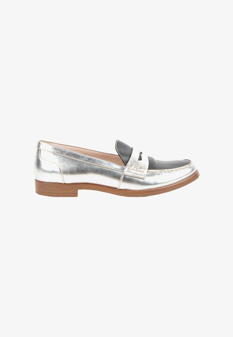 Chaussure mocassin pour femme avec corps métallique argenté, dessus en cuir noir, détail boucle argentée et semelle plate marron.