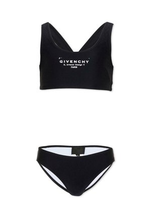 Ensemble bikini deux pièces noir avec un crop top sans manches arborant le texte blanc « Givenchy 3, Avenue George V Paris » et un bas de bikini assorti.