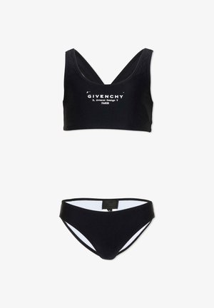 Ensemble bikini deux pièces noir avec un crop top sans manches arborant le texte blanc « Givenchy 3, Avenue George V Paris » et un bas de bikini assorti.