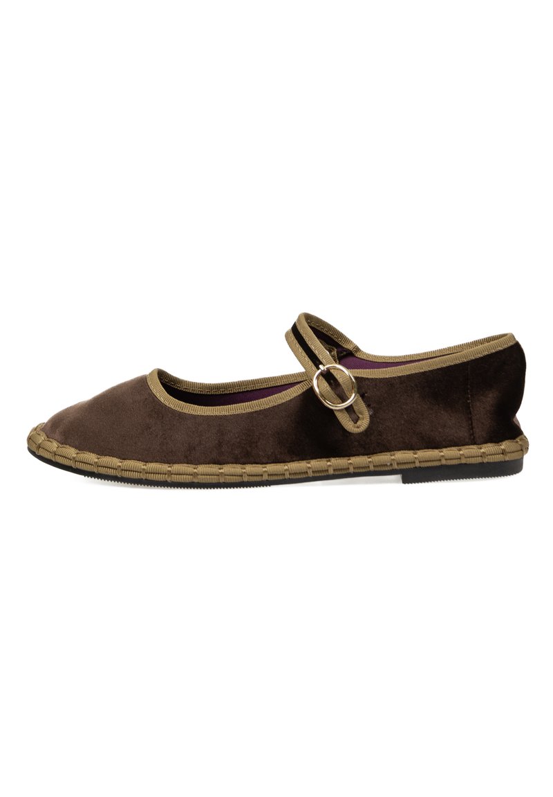 Zapato plano tipo Mary Jane de terciopelo marrón con ribete beige, hebilla redonda plateada y suela cosida, mostrado de perfil sobre fondo blanco.