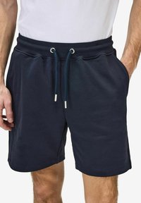 Herrshorts i marinblått, tillverkade av mjukt tyg, med resårmidja och snörning, två sidofickor och sydda fållar.